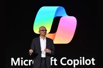 Le dirigeant de Microsoft sur scène, devant le logo coloré de Copilot, annonce de nouvelles orientations.