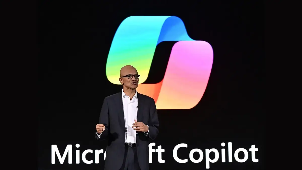 Le dirigeant de Microsoft sur scène, devant le logo coloré de Copilot, annonce de nouvelles orientations.