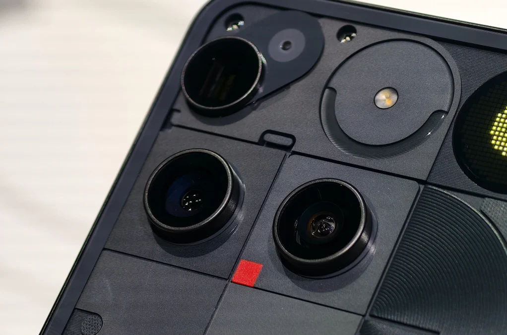 Gros plan sur le module photo triple capteur du Nothing Phone 3 avec détails du design.
