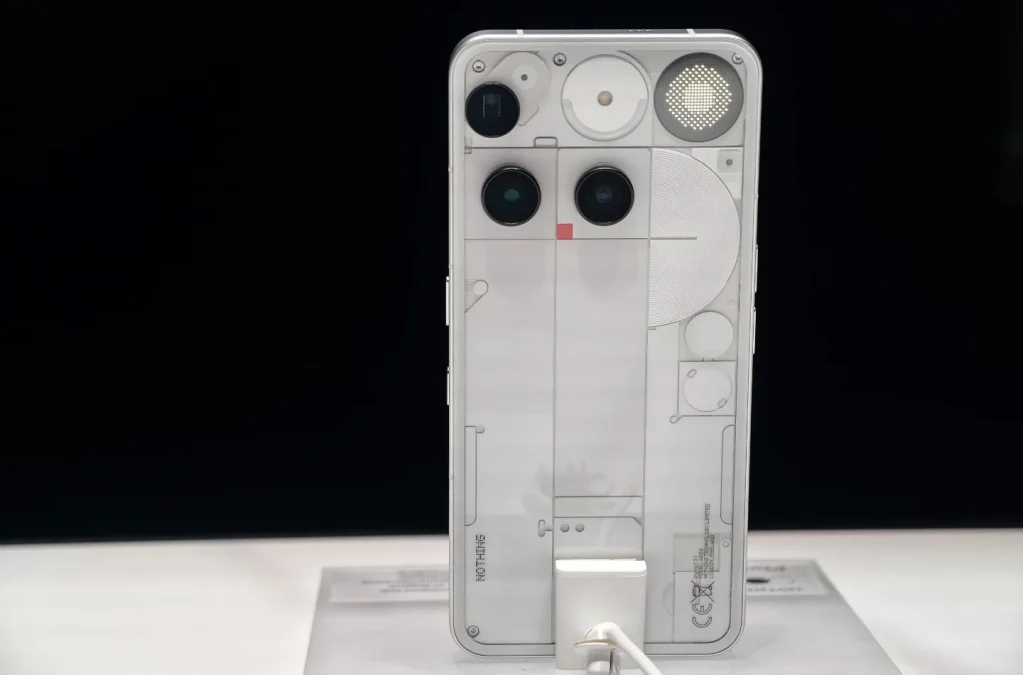 Vue arrière du Nothing Phone 3 montrant la coque transparente, le triple capteur photo et le Glyph Matrix.