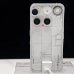 Vue arrière du Nothing Phone 3 montrant la coque transparente, le triple capteur photo et le Glyph Matrix.