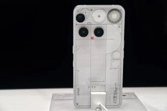 Vue arrière du Nothing Phone 3 montrant la coque transparente, le triple capteur photo et le Glyph Matrix.