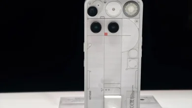 Vue arrière du Nothing Phone 3 montrant la coque transparente, le triple capteur photo et le Glyph Matrix.