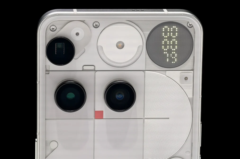 Arrière du Nothing Phone 3 en gros plan, affichant le Glyph Matrix actif et les caméras.