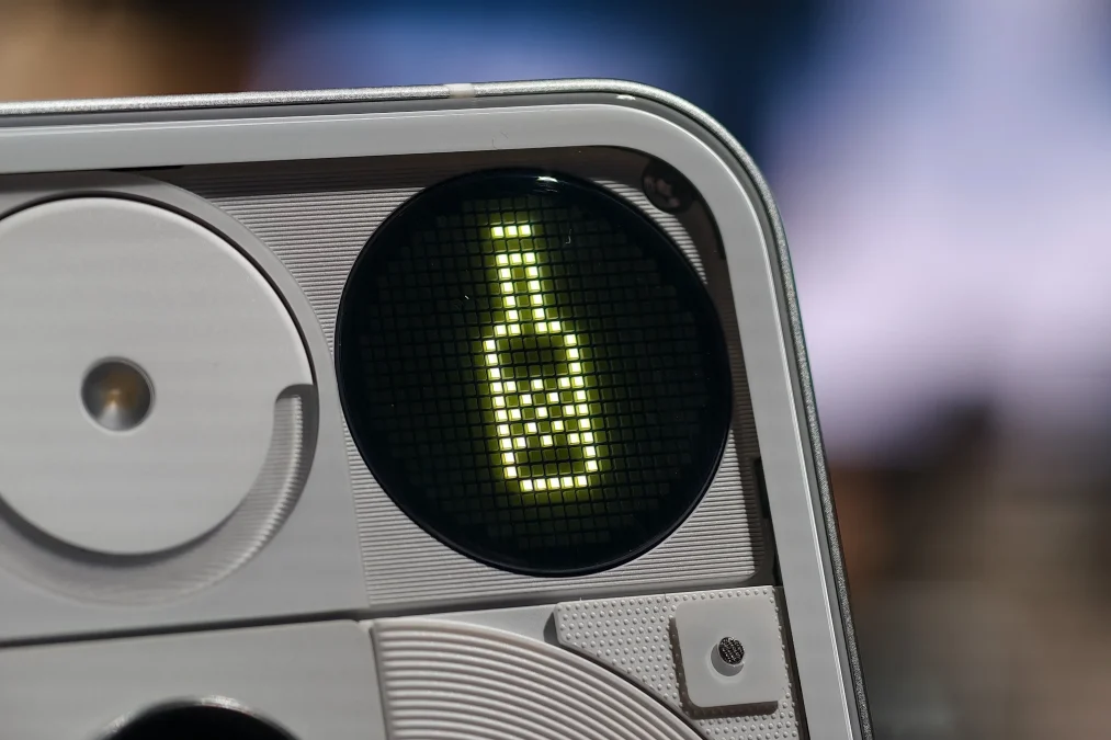 Gros plan sur le Glyph Matrix du Nothing Phone 3 affichant une icône de bouteille.