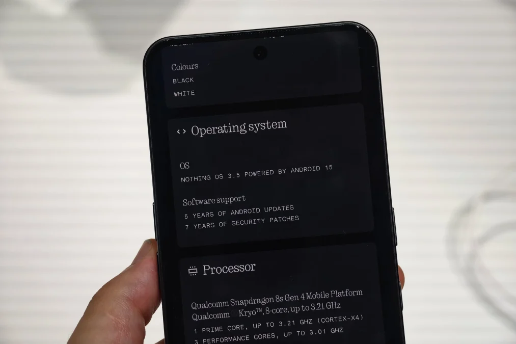 Écran du Nothing Phone 3 affichant les détails système Android 15 et processeur Snapdragon.