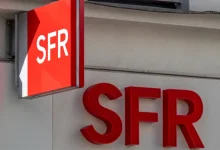 Façade d’une boutique SFR avec enseigne rouge, illustrant le rachat SFR.