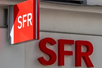 Façade d’une boutique SFR avec enseigne rouge, illustrant le rachat SFR.