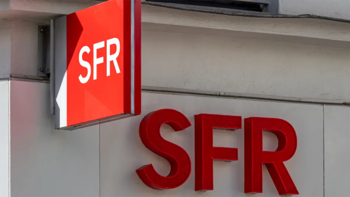 Façade d’une boutique SFR avec enseigne rouge, illustrant le rachat SFR.