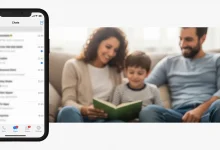 Application de surveillance WhatsApp sur un smartphone, avec en fond une famille symbolisant le besoin de contrôle parental.