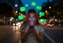 Jeune femme débordée par des notifications WhatsApp sur une avenue éclairée