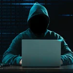 Faux antivirus Android, silhouette encapuchonnée devant un portable sur fond de code, illustration d’une menace d’app espion.