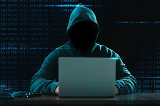 Faux antivirus Android, silhouette encapuchonnée devant un portable sur fond de code, illustration d’une menace d’app espion.