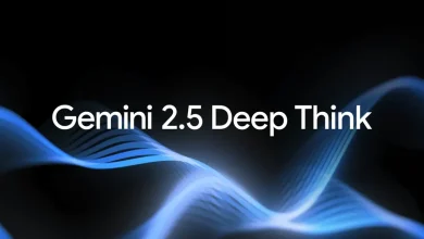 Logo Gemini 2.5 Deep Think sur fond noir animé d’ondes bleues stylisées.