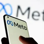 Logo Meta sur écran de smartphone devant un fond flou, symbolisant l’intégration de Midjourney pour la génération d’images IA