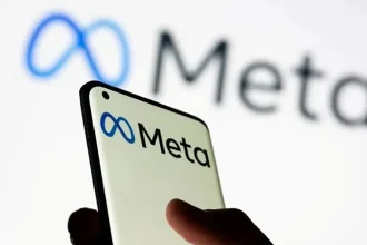 Logo Meta sur écran de smartphone devant un fond flou, symbolisant l’intégration de Midjourney pour la génération d’images IA