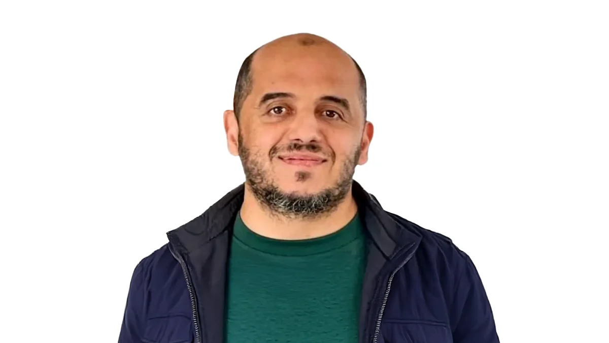 Portrait du journaliste marocain Mohamed Karim Kifal sur fond blanc