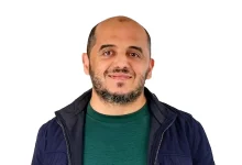 Portrait du journaliste marocain Mohamed Karim Kifal sur fond blanc