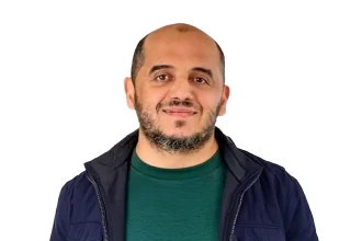 Portrait du journaliste marocain Mohamed Karim Kifal sur fond blanc