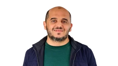Portrait du journaliste marocain Mohamed Karim Kifal sur fond blanc