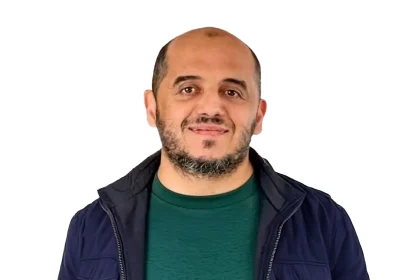 Portrait du journaliste marocain Mohamed Karim Kifal sur fond blanc
