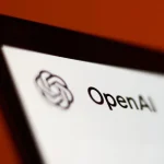 Logo d’OpenAI affiché sur l’écran d’une tablette, sur fond rouge