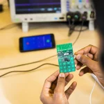 Préparation technique et tests de charge pour garder un téléphone opérationnel lors d’une panne de courant