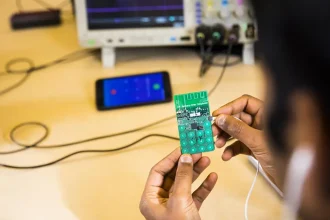 Préparation technique et tests de charge pour garder un téléphone opérationnel lors d’une panne de courant