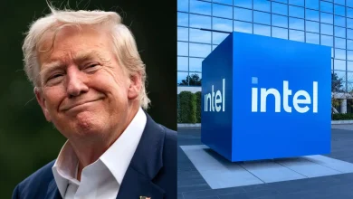 Donald Trump à gauche et le logo Intel à droite, image symbolisant l'entrée au capital d'Intel par l'État américain