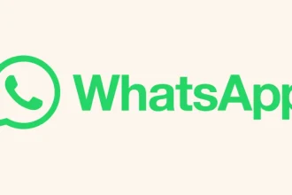 Logo WhatsApp vert avec pictogramme téléphone et lettrage sur fond clair