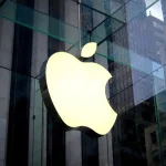 Logo Apple sur vitrine en verre