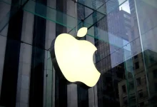 Logo Apple sur vitrine en verre