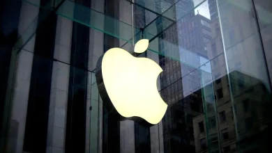 Logo Apple sur vitrine en verre