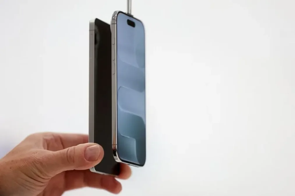 Galaxy S25 Edge présenté à côté d’un iPhone Air en démonstration