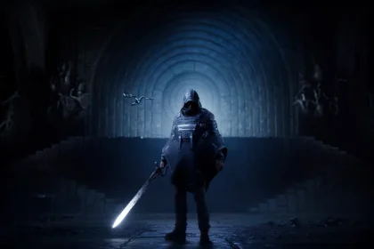 Personnage encapuchonné tenant une épée lumineuse dans Hell is Us