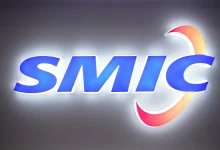 Logo du fabricant de puces SMIC en lettres bleues éclairées sur fond sombre