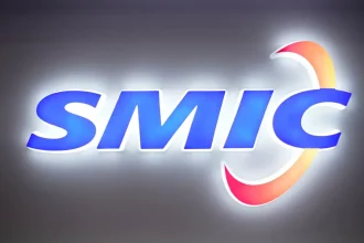 Logo du fabricant de puces SMIC en lettres bleues éclairées sur fond sombre