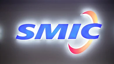Logo du fabricant de puces SMIC en lettres bleues éclairées sur fond sombre
