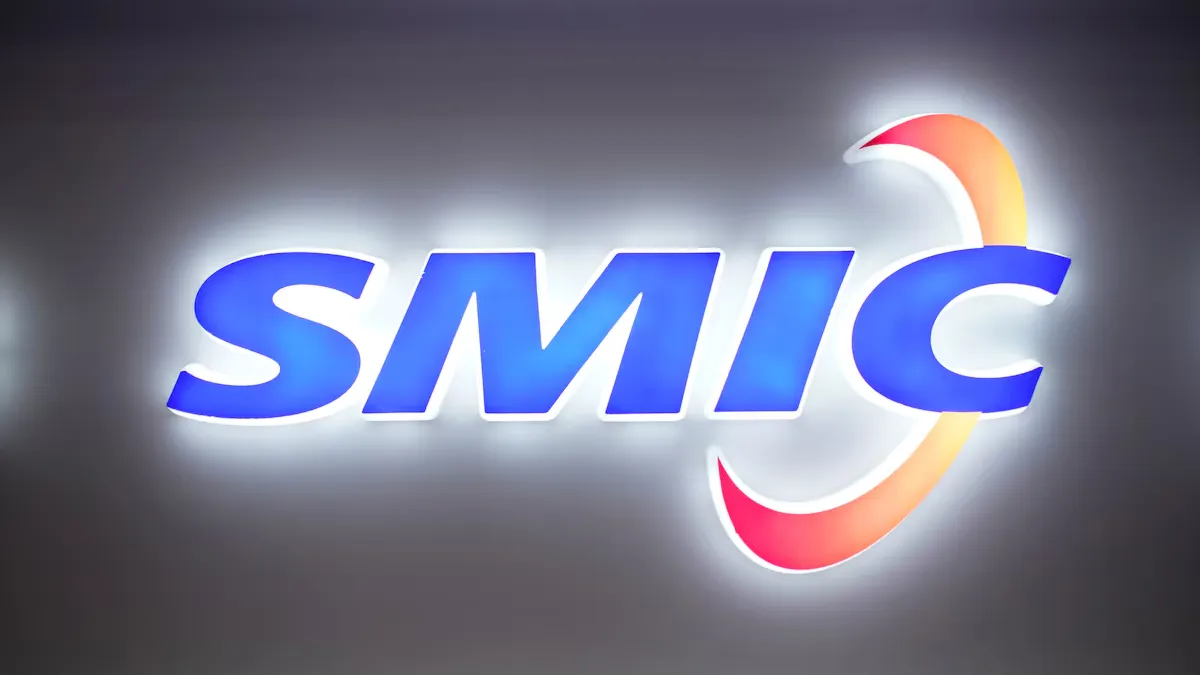 Logo du fabricant de puces SMIC en lettres bleues éclairées sur fond sombre