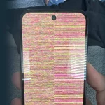 Pixel 10 affichant une neige colorée en bandes horizontales, écran parasité, bug d’affichage intermittent