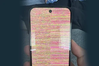 Pixel 10 affichant une neige colorée en bandes horizontales, écran parasité, bug d’affichage intermittent