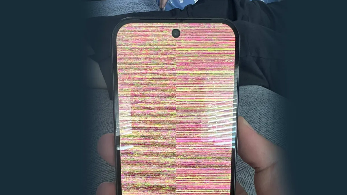 Pixel 10 affichant une neige colorée en bandes horizontales, écran parasité, bug d’affichage intermittent