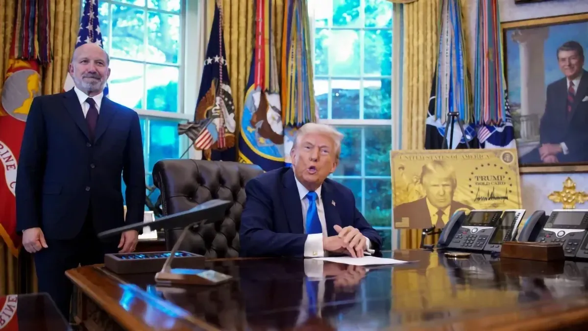 Le président signe une proclamation H-1B dans le Bureau ovale aux côtés d’un conseiller.