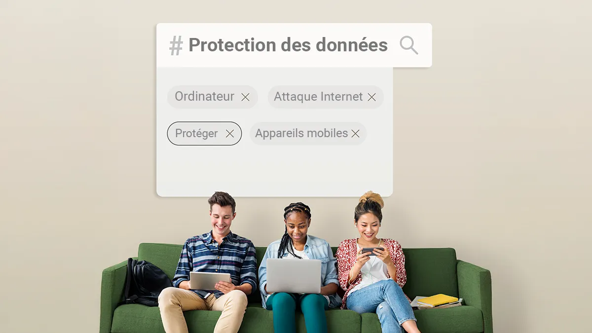 Trois jeunes adultes assis sur un canapé utilisent ordinateur et smartphone avec encadré sur la protection des données.