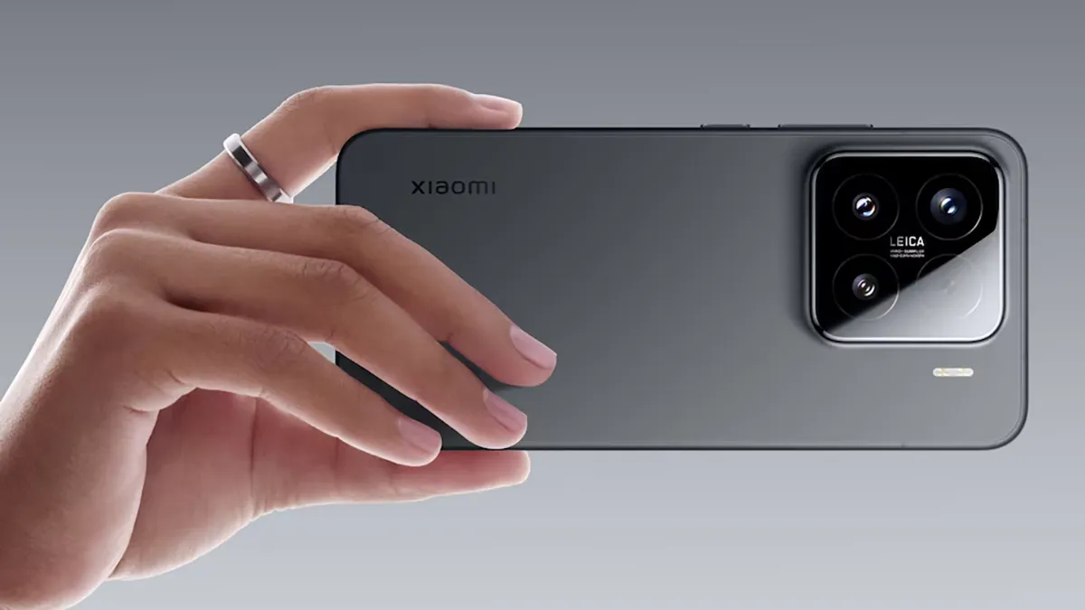 Xiaomi 15 tenu en main, module photo Leica en gros plan
