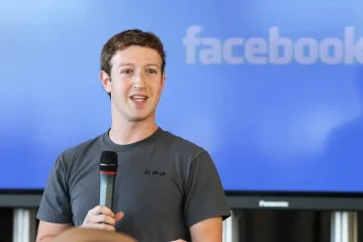 Mark Zuckerberg s’exprime au micro chez Facebook, illustration Meta et réorganisation de l’IA