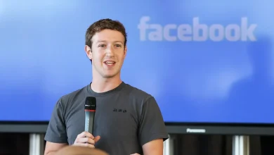 Mark Zuckerberg s’exprime au micro chez Facebook, illustration Meta et réorganisation de l’IA