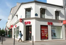 Façade d’une boutique SFR à Paris illustrant l’actualité du rachat envisagé par Orange Bouygues et Free
