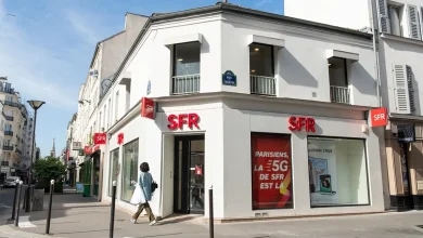 Façade d’une boutique SFR à Paris illustrant l’actualité du rachat envisagé par Orange Bouygues et Free