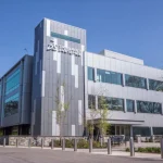 Siège de Dassault Systèmes, façade vitrée, illustrant la baisse en Bourse après l’ajustement des objectifs 2025.